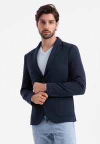 Marineblazer aus Stretchgewebe, mit slim fit, einem Knopfverschluss, Revers, zwei Fronttaschen und dezenten Steppdetails.