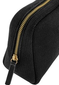 Czarna teksturowana saszetka z złotym metalowym zamkiem błyskawicznym, o kształcie trójkąta i skórzanym uchwytem do zamka dla łatwego dostępu.