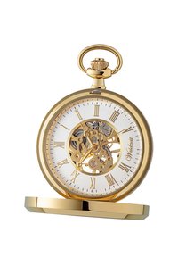 Goldene Taschenuhr mit rundem Gehäuse, weißem Zifferblatt, goldenen römischen Ziffern und sichtbarem mechanischem Uhrwerk. Auf einem goldenen Ständer montiert.