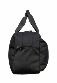 Svart tygaxelväska med en platt topplucka, justerbara remmar och en sidoficka. Texturen är slät med en hållbar yta.