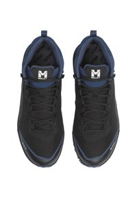 Chaussures de randonnée noires et bleu marine avec une tige en maille, surface texturée, bout rond et design à lacets. Présente un logo sur la languette et une silhouette profilée.