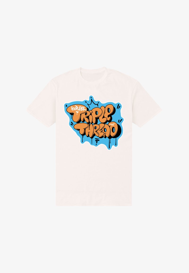 T-shirt blanc avec une éclaboussure de style graffiti bleue présentant de grosses lettres orange formant le mot "Tripple Thread" et un petit texte "HoopWear".