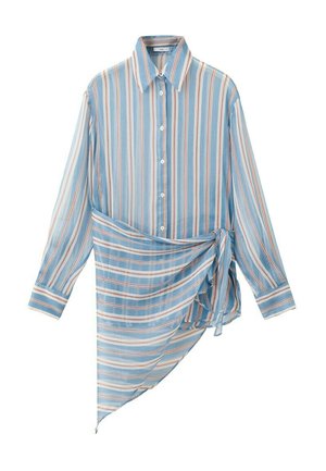 Chemise bleu à manches longues avec des rayures verticales blanches, orange et beige, devant boutonné, col, et détail de nouage asymétrique à la taille.