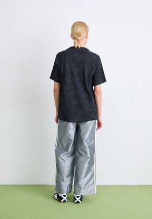 Uvrstitev 5: adidas Originals - SHINE  - Široke hlačnice