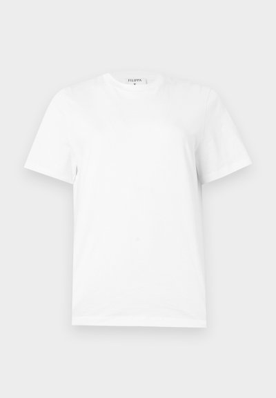 Απλό λευκό κοντομάνικο T-shirt με στρογγυλή λαιμόκοψη, ίσια γραμμή και μικρή ετικέτα επωνυμίας στο λαιμό.