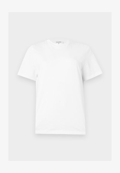 Απλό λευκό κοντομάνικο T-shirt με στρογγυλή λαιμόκοψη, ίσια γραμμή και μικρή ετικέτα επωνυμίας στο λαιμό.