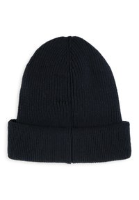 Berretto di maglia blu navy con risvolto, realizzato in filato morbido. Presenta una lavorazione a coste verticali e un design senza cuciture sulla parte superiore.