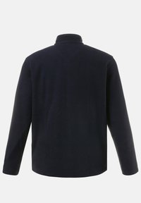 Marine fleece jack met hoge kraag, lange mouwen en een gladde textuur. Eenvoudig ontwerp, geen zichtbare hardware of patronen.