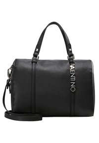 Svart texturerad läderhandväska med två ovandelshandtag, en justerbar axelrem och en framträdande silverfärgad "VALENTINO"-logotyp.