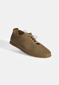 Chaussures lacées perforées marron avec un bout rond, un intérieur rembourré et une semelle en caoutchouc. La tige présente une texture lisse avec un motif uniforme.