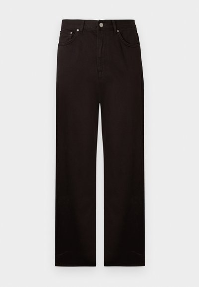 Μαύρο τζιν ψηλόμεσο με ίσια γραμμή, εμπρόσθιο κούμπωμα με κουμπιά και φερμουάρ, θηλιές για ζώνη και σχέδιο με πέντε τσέπες σε απλό φόντο.