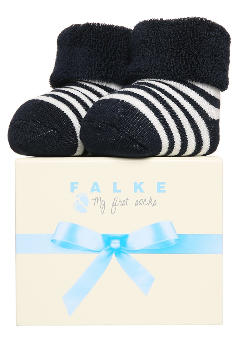 Calcetines para bebé a rayas en azul marino y blanco con un puño suave, presentados en una caja crema adornada con una cinta azul clara y un texto que dice "Mis primeros calcetines".