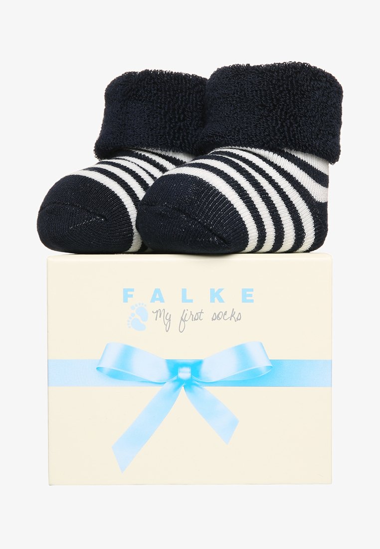 Calcetines para bebé a rayas en azul marino y blanco con un puño suave, presentados en una caja crema adornada con una cinta azul clara y un texto que dice "Mis primeros calcetines".