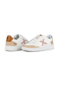 Zapatillas de cuero blancas con acentos de ante beige y costuras rosas. Presentan una lengüeta de talón de cuero marrón y una suela texturizada. Logotipo en el lateral.
