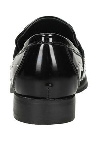 Zwart lakleren schoen met een ronde neus, zilveren studaccenten aan de zijkant en een lage, vlakke hak. Gladde textuur met een glanzende afwerking.