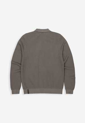 Grijze gebreide cardigan met een kraag, geribbelde manchetten en tailleband. Heeft een gestructureerd patroon en een klein logolabel aan de onderkant.