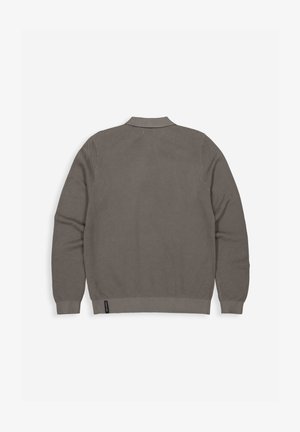 Grijze gebreide cardigan met een kraag, geribbelde manchetten en tailleband. Heeft een gestructureerd patroon en een klein logolabel aan de onderkant.