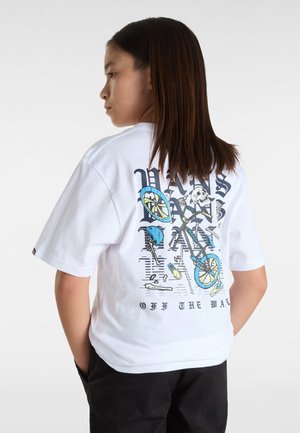 Camiseta de algodón blanca con un diseño gráfico colorido que presenta una bicicleta, una calavera y varios elementos de skate impresos en la parte posterior. Mangas cortas.