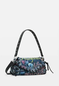 Texturierte Denim-Schultertasche mit mehrfarbigen Grafikdrucken, einem geflochtenen Akzent, silberfarbenen Beschlägen und einem kurzen gepunkteten Tragegurt.