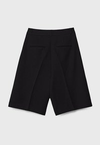 Bermudas negras a medida, con cintura alta, doble pliegue y dos bolsillos en la parte posterior. Tejido suave con un acabado pulido.
