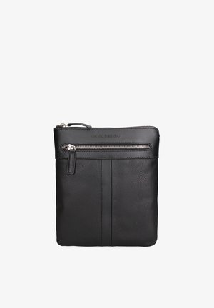 Borsa a tracolla in pelle nera con chiusura a zip superiore, tasca frontale orizzontale con zip e logo in rilievo discreto sopra la tasca.