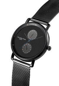 Orologio da polso nero con bracciale a maglia, quadrante opaco testurizzato, due sottodial, dettagli blu e argento e indicatori delle ore minimalisti.