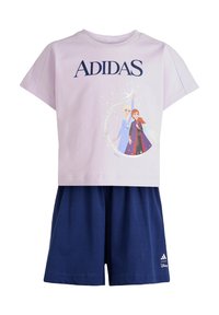 Svetlofialové bavlnené tričko s nápisom "ADIDAS" a grafikou dvoch postavičiek z Disneyho. Doplné tmavomodré bavlnené šortky s bielym logom.