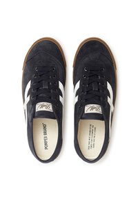 Tamno plave nubuk tenisice s bijelim prugama, vezice, gumeni potplat i oznaka branda vidljiva na jeziku.