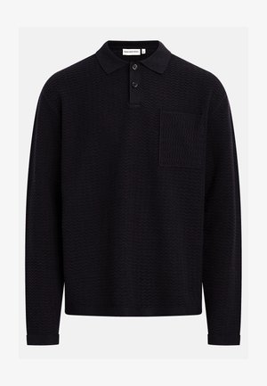 Polo de manga comprida preta com padrão texturizado em ziguezague, abotoamento de dois botões e bolso no peito esquerdo. Feito de material macio.