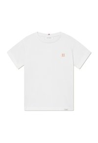 Hvit bomull T-skjorte med korte ermer, har en oransje "II" brodert på brystet og en liten merkeetikett ved kanten.