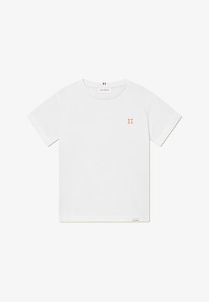 Λευκό βαμβακερό μπλουζάκι με κοντά μανίκια, διαθέτει ένα πορτοκαλί "II" κεντημένο στο στήθος και μια μικρή ετικέτα της μάρκας στο στρίφωμα.