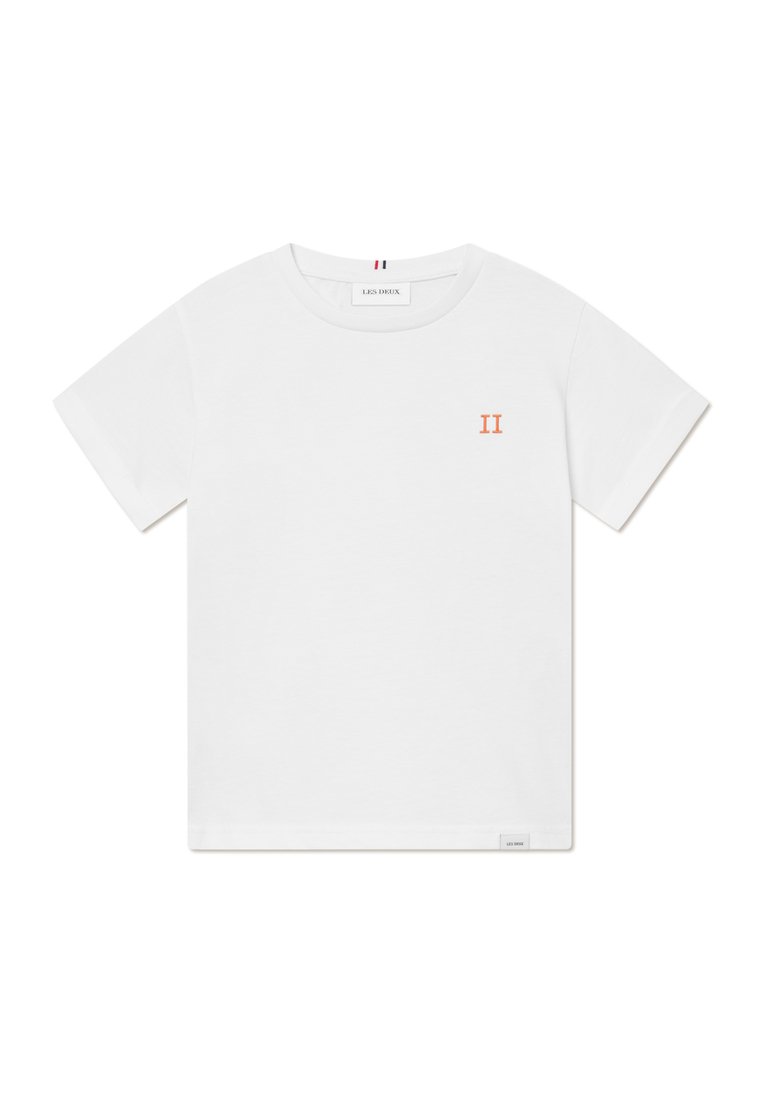 Hvit bomull T-skjorte med korte ermer, har en oransje "II" brodert på brystet og en liten merkeetikett ved kanten.