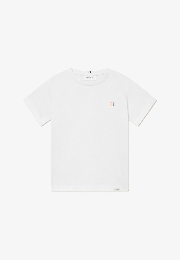 Balts kokvilnas T-krekls ar īsām piedurknēm, ar oranžu "II" izšuvumu uz krūšu un mazu zīmola etiķeti apakšmalā.