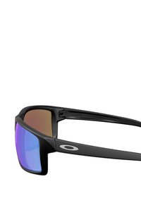 Gafas de sol negras con un diseño envolvente; lentes espejados en tonos púrpura y marrón; sutil marca en el lateral; montura elegante y ligera.