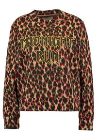 Sweat-shirt à manches longues avec col rond, imprimé léopard vert, rouge et noir, et texte audacieux "MIDNIGHT RUN" en jaune entouré de contours sur le devant.
