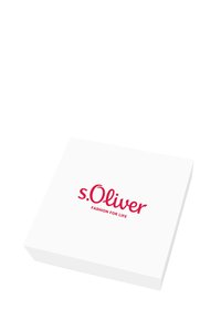 Caja rectangular blanca con el nombre de la marca "s.Oliver" en rojo, acompañada del lema "MODA PARA LA VIDA" debajo. Superficie lisa, diseño minimalista.