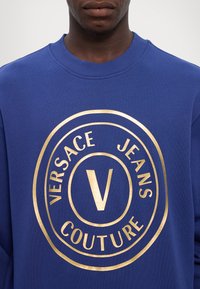 Versace Jeans Couture EMBLEM THICKFOIL  - Sweatshirt - steelblue/blue/gold