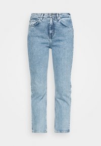 Jean en denim bleu clair avec une coupe droite, dotés de poches avant, d'une fermeture à bouton et d'un léger délavage sur tout le tissu.