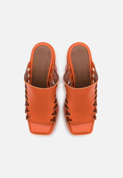 Sandale cu vârf deschis din piele portocalie, cu un design cu vârf pătrat, având detalii tăiate pe laturi și o textură netedă.