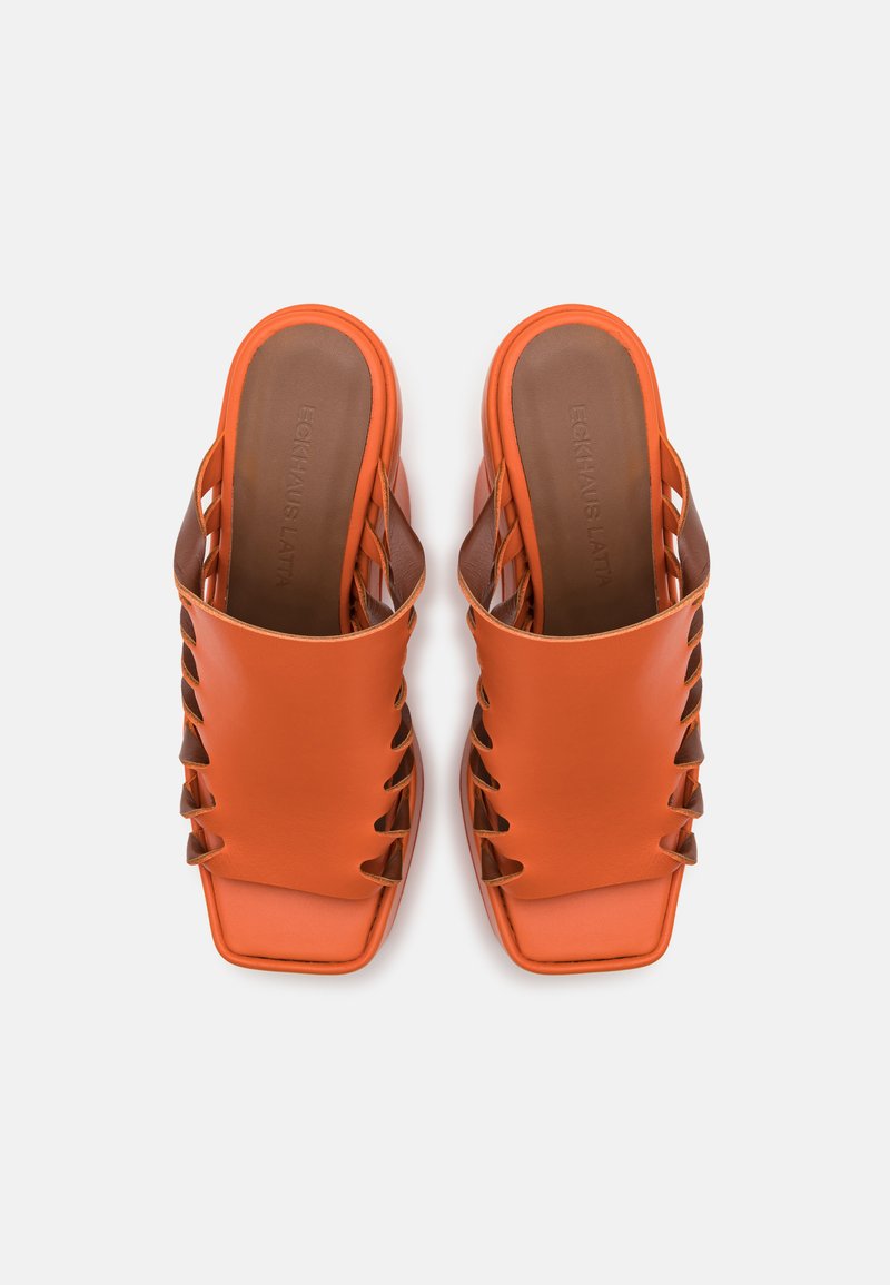 Open-toe slidesandalen van oranje leer met een vierkante neusdesign, met uitsnijdingen aan de zijkanten en een gladde textuur.