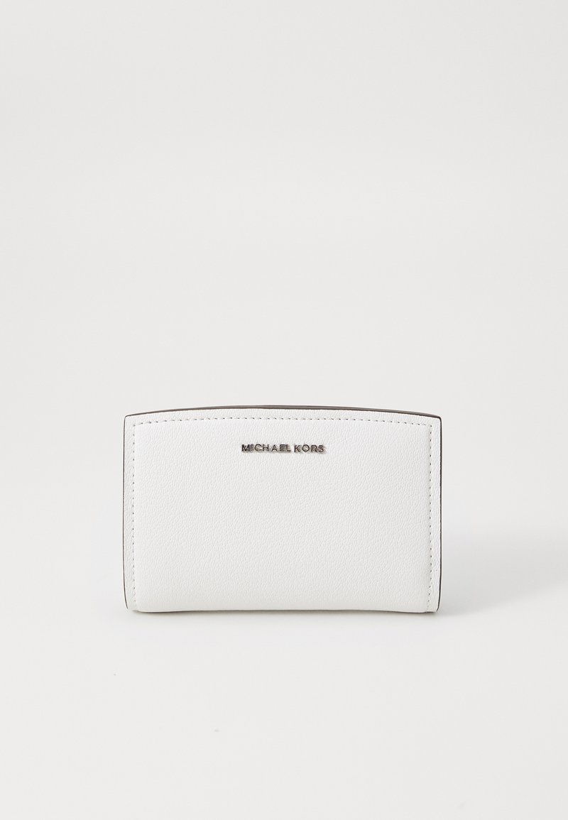 Hvit skinnlommebok med strukturert overflate, buet topp og sølvfarget "MICHAEL KORS"-logo på fronten. Kompakt og minimalistisk design.