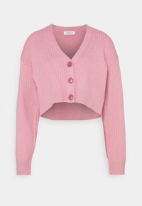 Cárdigan corto rosa con textura de canalé, escote en forma de V y tres botones a juego en el frente. Mangas largas con puños ajustados.