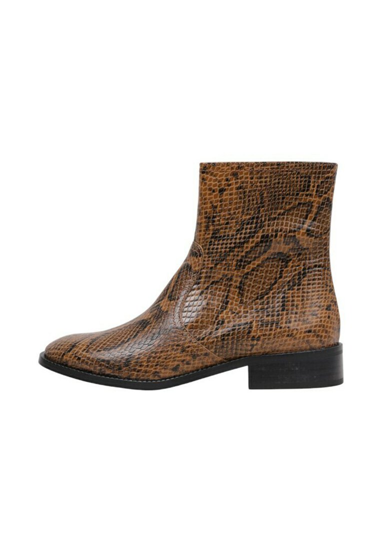 Bottines en peau de serpent marron avec un design épuré, bout carré et talon bas. Présente une surface texturée avec une finition brillante.