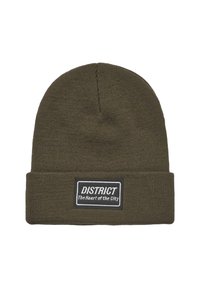 Berretto a maglia verde oliva, texture a coste, con risvolto, caratterizzato da una toppa nera con testo bianco: "DISTRETTO Il Cuore della Città."