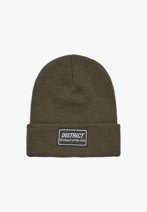 Oliwkowa dzianinowa czapka, prążkowana tekstura, złożony mankiet, z czarną naszywką z białym napisem: "DISTRICT Serce Miasta."