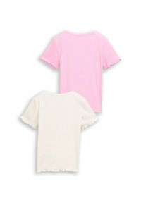 Dwie koszulki z krótkim rękawem: jedna różowa, a druga kremowa. Obie mają prążkowaną fakturę oraz falbanki na rękawach i dolnym brzegu.