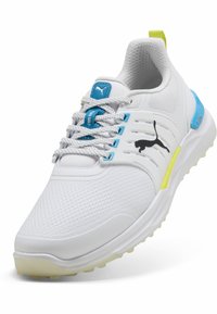 Λευκό αθλητικό παπούτσι με πλέγμα στην επάνω πλευρά, μπλε λεπτομέρειες, υφή στη σόλα και πράσινη ετικέτα. Διαθέτει ευέλικτο σύστημα κορδονιών και μαύρο λογότυπο στο πλάι.