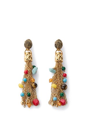 Boucles d'oreilles pendantes dorées avec plusieurs pampilles en chaîne et perles colorées en rouge, turquoise, jaune, vert et ambre.