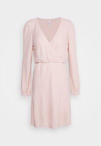 Vestido rosa, com padrão e design envolvente, com decote em V e mangas longas. Tecido texturizado e cintura elástica para um ajuste perfeito.