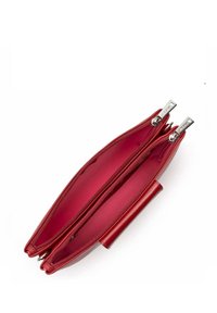 Borsa in pelle rossa con chiusura a zip, dotata di due scomparti, texture liscia, cerniere metalliche e un interno di un vivace rosa.